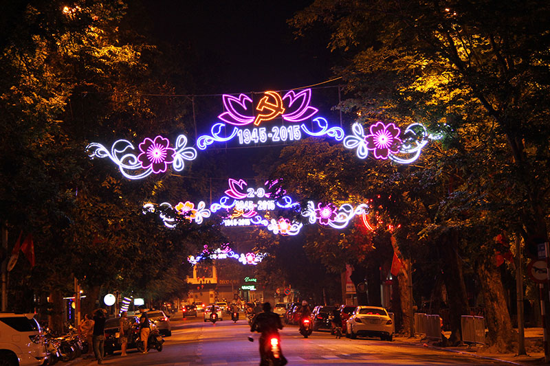 Lắp đặt khung đèn LED trang trí đường phố ngang đường lớn