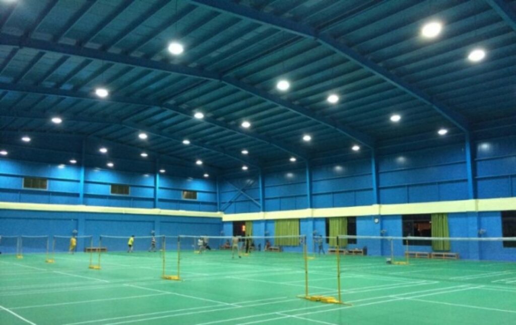 Đèn LED âm trần thích hợp với sân cầu lông trong nhà 