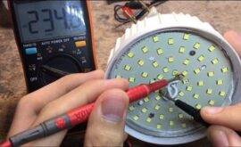 Sử dụng đồng hồ vạn năng để kiểm tra chip LED